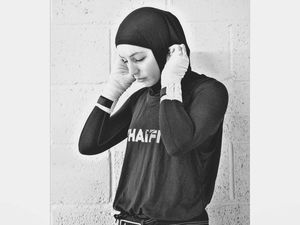 Potret Pelatih Muai Thai Berhijab Pertama di Thailand yang Digandeng Nike