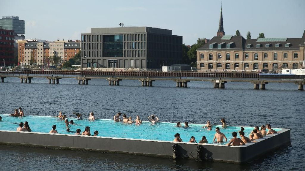 Foto: Kolam Renang Terapung di Tengah Sungai Foto: Kolam Renang Terapung di Tengah Sungai
