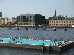 Foto: Kolam Renang Terapung di Tengah Sungai