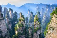 Saat berkabut di Taman Nasional Zhangjiajie (iStock)