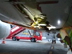 Serempet Tembok Saat Lepas Landas, Pesawat Air India Tercabik Serempet Tembok Saat Lepas Landas, Pesawat Air India Tercabik