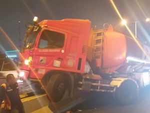 Truk Pertamina Tabrak Pembatas di Tol Ancol, Lalin Macet Truk Pertamina Tabrak Pembatas di Tol Ancol, Lalin Macet