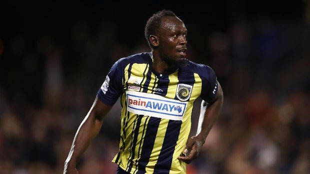 SYDNEY, AUSTRALIA - OCTOBER 12:  Usain Bolt of the Mariners celebrates scoring his first goal during the pre-season friendly match between the Central Coast Mariners and Macarthur South West United at Campbelltown Sports Stadium on October 12, 2018 in Sydney, Australia.  (Photo by Matt King/Getty Images)