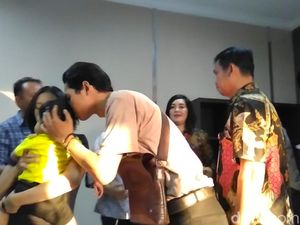 Diwarnai Isak Tangis, Bayi Korban Jual Beli Diserahkan ke Keluarga Diwarnai Isak Tangis, Bayi Korban Jual Beli Diserahkan ke Keluarga