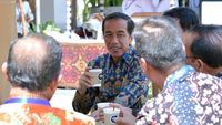 Gaya Jokowi Ngopi Santai di IMF-WB Bali