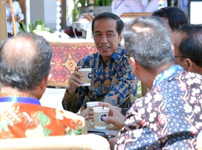 Gaya Jokowi Ngopi Santai di IMF-WB Bali