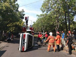 Mobil Sedan Ini Terbalik Setelah Tabrak Trotoar