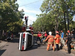 Mobil Sedan Ini Terbalik Setelah Tabrak Trotoar