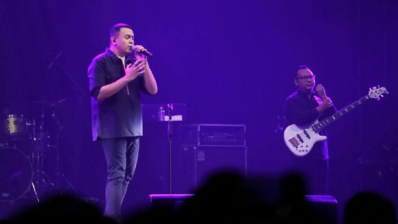 Tulus Dibuat Panik dengan Antusias Penonton Konser Monokrom