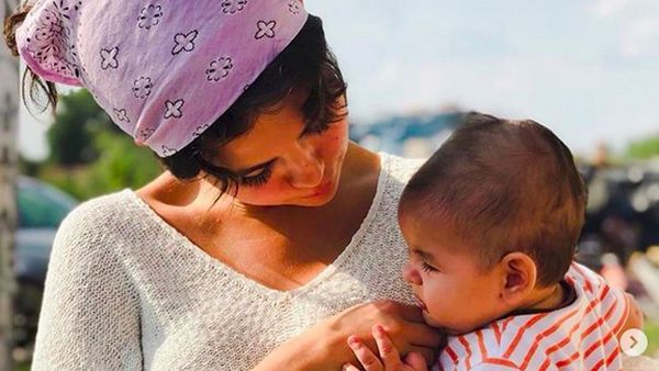 8 Foto Bukti Sisi Keibuan Selena Gomez