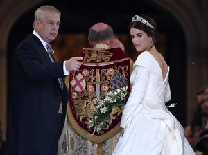 Gaun Pernikahan Putri Eugenie Tunjukkan Bekas Operasi di Punggung