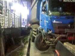 Kecelakaan Tunggal, Truk Tabrak Pagar Halte TransJ di Jakbar