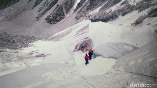 Kisah Clara Sumarwati, Pendaki Indonesia Pertama di Puncak Everest