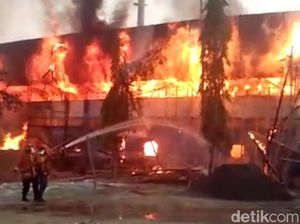 Tumpukan Kayu di Stadion Surajaya Lamongan Terbakar