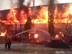 Tumpukan Kayu di Stadion Surajaya Lamongan Terbakar