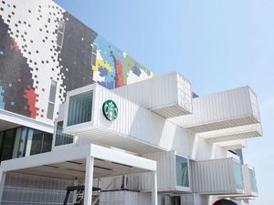 Begini Tampilan Kafe dari Peti Kemas Bekas yang Keren Banget