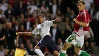 Theo Walcott melakukan debutnya bersama timnas senior Inggris pada 30 Mei 2006 di laga uji coba melawan Hongaria. Usia Walcott saat itu 17 tahun 75 hari. Foto: Ross Kinnaird/Getty Images