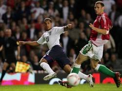 Theo Walcott melakukan debutnya bersama timnas senior Inggris pada 30 Mei 2006 di laga uji coba melawan Hongaria. Usia Walcott saat itu 17 tahun 75 hari. Foto: Ross Kinnaird/Getty Images