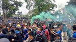 Ribuan Bobotoh Gelar Aksi Bandung Melawan di Gedung Sate