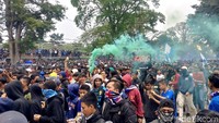 beberapa di antara massa aksi itu bahkan menyalakan flare yang mengeluarkan asap berwarna.