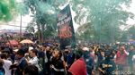 Ribuan Bobotoh Gelar Aksi Bandung Melawan di Gedung Sate