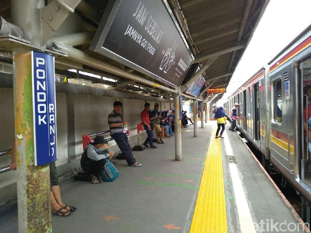 KRL Anjlok di Palmerah, Kereta Lain Tertahan 30 Menit KRL Anjlok di Palmerah, Kereta Lain Tertahan 30 Menit