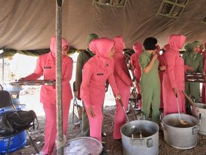 Istri Polisi-TNI Bahu Membahu Memasak untuk Korban Gempa di Sapudi