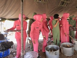 Istri Polisi-TNI Bahu Membahu Memasak untuk Korban Gempa di Sapudi
