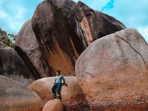 Uniknya Batu Granit Raksasa di Pantai Laskar Pelangi