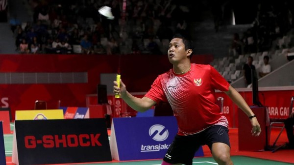 Pebulu tangkis tunggal putra asal Indonesia Fredy Setiawan mengembalikan kok ke arah lawannya pebulutangkis asal Malaysia Muhammad Norhilmie Mohd pada babak final beregu putra bulutangkis Asian Para Games 2018 di Istora Senayan Jakarta, Minggu (7/10). Inapgoc/Hadi Abdulloh