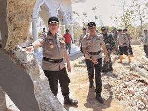 Kunjungi Pulau Sapudi, Wakapolda Jatim Beri Semangat Korban Gempa