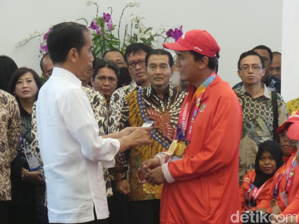 Canda Jokowi Saat Beri Bonus ke Atlet Asian Para Games: APBN Keluar Banyak
