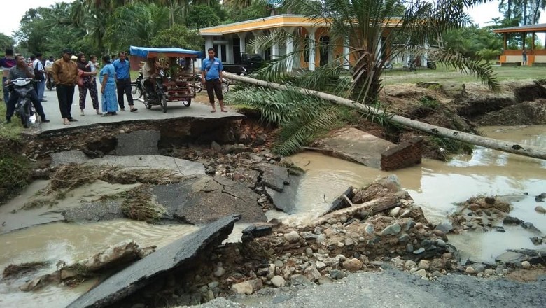 Banjir dan Longsor di Mandailing Natal Sumut, 10 Orang Tewas