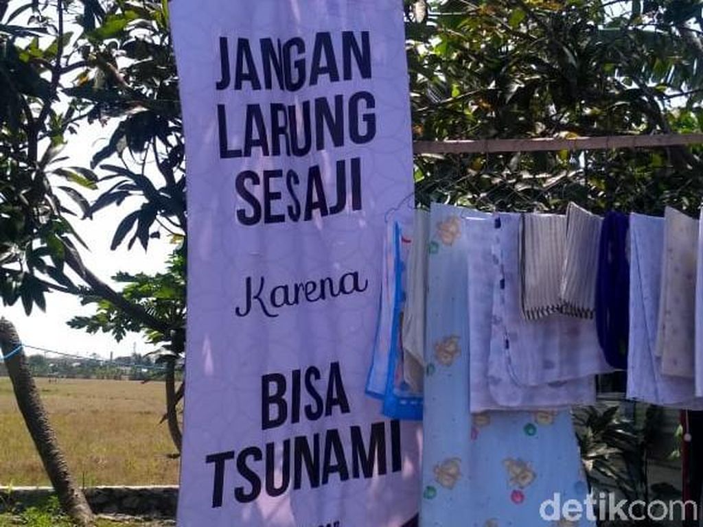 Tentang Banner Jangan Larung Sesaji karena Bisa Tsunami di Cilacap Tentang Banner Jangan Larung Sesaji karena Bisa Tsunami di Cilacap