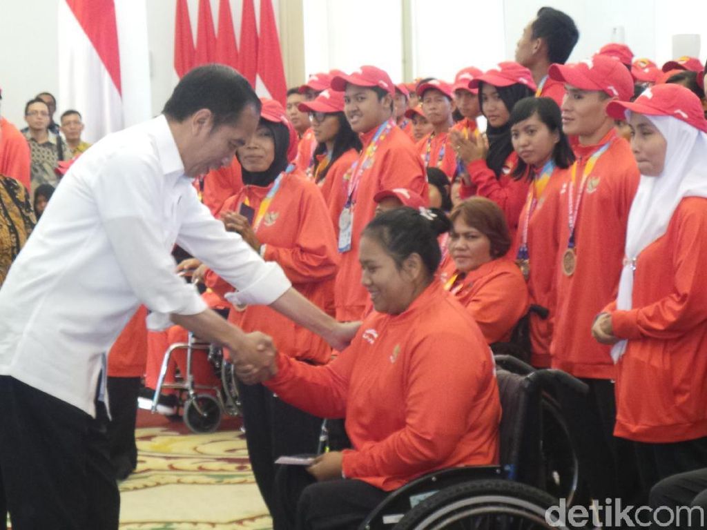 Jokowi Bagikan Bonus ke Atlet Asian Para Games 2018