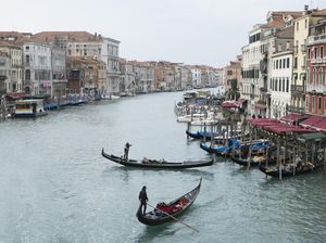 Tanda Venesia Buka untuk Turis Lagi: Gondola Layani Warga Lokal Tanda Venesia Buka untuk Turis Lagi: Gondola Layani Warga Lokal