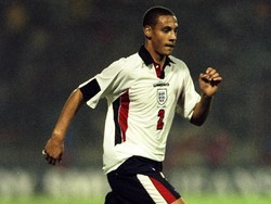 Rio Ferdinand melakukan debutnya di timnas Inggris pada 17 November 1997. Ferdinand yang kala itu berusia 19 tahun 8 hari masuk sebagai pemain pengganti di laga uji coba melawan Kamerun. Foto: Stu Forster /Allsport