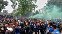 Aksi yang diikuti oleh ribuah Bobotoh ini berlangsung aman dan damai. Banyaknya Bobotoh yang mengenakan atribut khas Persib, membuat suasana depan Gedung Sate membiru bak di Stadion. Menjelang siang aksi tersebut selesai dan Bobotoh membubarkan diri.