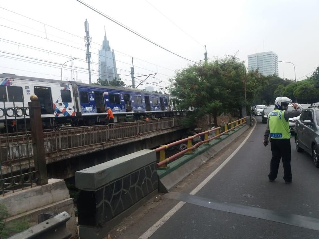 KRL Anjlok di Palmerah Masih Dievakuasi, Rel Dipakai Bergantian KRL Anjlok di Palmerah Masih Dievakuasi, Rel Dipakai Bergantian