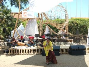 Panggung Bambu yang Tak Pernah Sepi di Indonesia Pavilion Panggung Bambu yang Tak Pernah Sepi di Indonesia Pavilion
