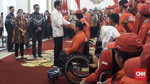 Presiden Jokowi ketika memberikan bonus untuk atlet peraih medali Asian Para Games 2018.