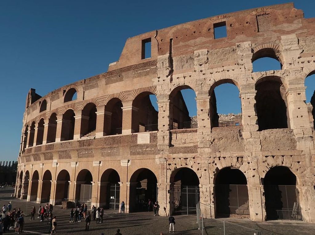 Duh! Turis India Ketahuan Nyolong Batu Bata Colosseum Roma Duh! Turis India Ketahuan Nyolong Batu Bata Colosseum Roma