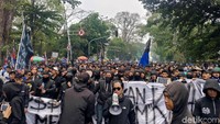 Ribuan pendukung Persib Bandung, Bobotoh, melakukan aksi protes terhadap keputusan PSSI yang dinilai tak adil. Aksi bernama Bandung Melawan ini digelar di depan Gedung Sate, kota Bandung, Sabtu (13/10/2018).