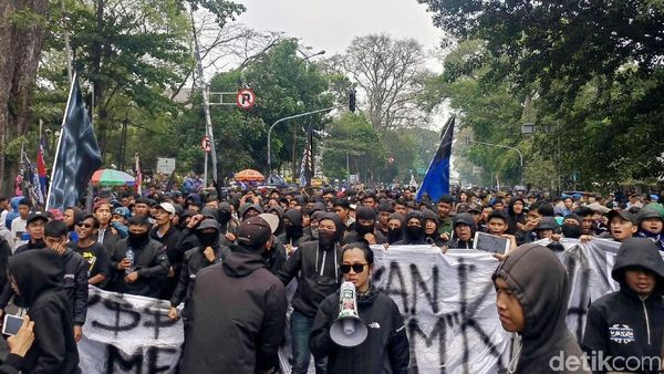 Ribuan Bobotoh Gelar Aksi Bandung Melawan di Gedung Sate