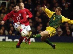 Wayne Rooney debut di timnas Inggris di usia 17 tahun 111 hari. Dia debut di laga uji coba melawan Australia pada 12 Februari 2003. Foto: Jamie McDonald/Getty Images