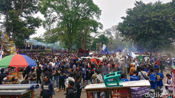 Bobotoh melakukan unjuk rasa di Gedung Sate. (Foto: Tri Ispranoto/detikcom) Bobotoh melakukan unjuk rasa di Gedung Sate. (Foto: Tri Ispranoto/detikcom)