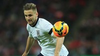 Luke Shaw berusia 18 tahun 236 hari saat debut di timnas senior Inggris. Laga pertamanya adalah melawan Denmark pada 5 Maret 2014. Foto: Richard Heathcote/Getty Images