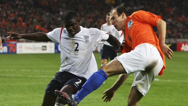 AMSTERDAM, NETHERLANDS - NOVEMBER 15: Micah Richards of England battles for the ball with Arjen Robben of Holland during the International Friendly match between Holland and England at The Amsterdam ArenA on November 15, 2006 in Amsterdam, Netherlands. (Photo by Laurence Griffiths/Getty Images)