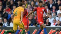 Debut Marcus Rashford di timnas senior Inggris cukup mengesankan. Rashford yang baru berusia 18 tahun 209 hari saat tampil di laga uji coba melawan Australia pada 27 Mei 2016 mencetak satu gol di laga tersebut. Foto: Mark Runnacles/Getty Images