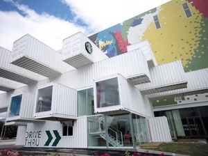 Bekas Kontainer Ini Disulap Jadi Gerai Starbucks